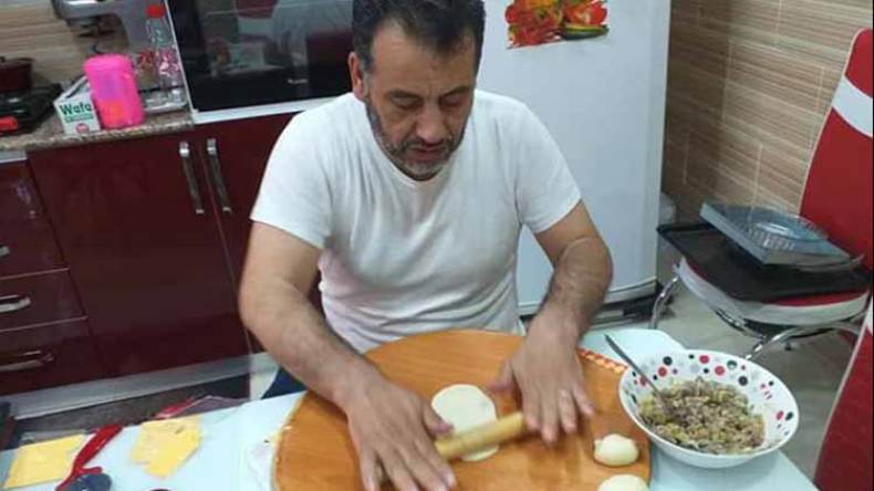 العربي بومعراف.. تجارب مطبخية تواكب الأحداث السياسية