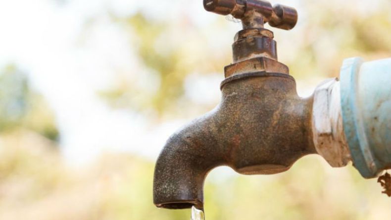 سكان عين وسارة يشتكون العطش من وتدهور المحيط