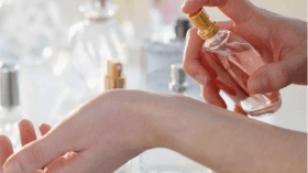 هل تعلمين كيف تجعلين رائحة عطرك تدوم طويلا؟