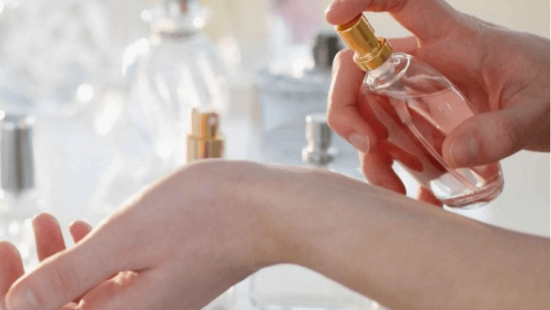 هل تعلمين كيف تجعلين رائحة عطرك تدوم طويلا؟