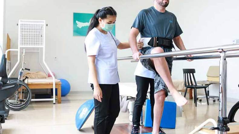 جمع التبرعات للعلاج في الخارج يتحول إلى “تراند” وأطباء يحذرون !