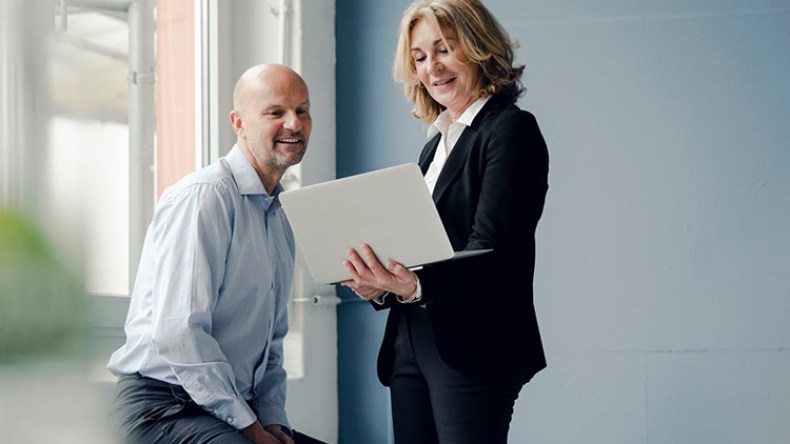 هل يقبل الزوج أن تكون زوجته مديرته في العمل؟