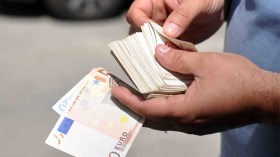 الحج والصيف يلهبان العملات الأجنبية