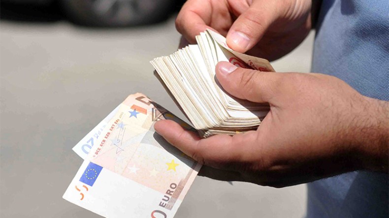 الحج والصيف يلهبان العملات الأجنبية