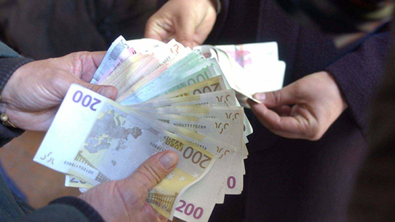 جزائريون يفضلون تخزين مدخراتهم المالية بالعملة الصعبة ويلهبون سعر “اليورو”