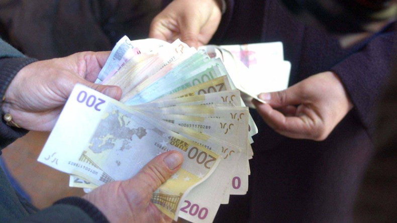 طوابير من التجار ورجال الأعمال في سوق “السكوار” للدوفيز!