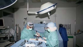 أطباء ينجحون في استئصال ورم بوزن 18 كلغ من بطن شابة بخنشلة