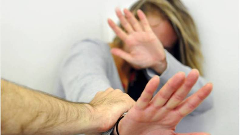 النساء والحجر الصحي عنف واعتداءات وقضايا أخرى