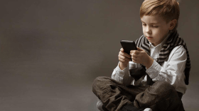 محتويات تدعو إلى الرذيلة يقلّدها الطفل في البيت