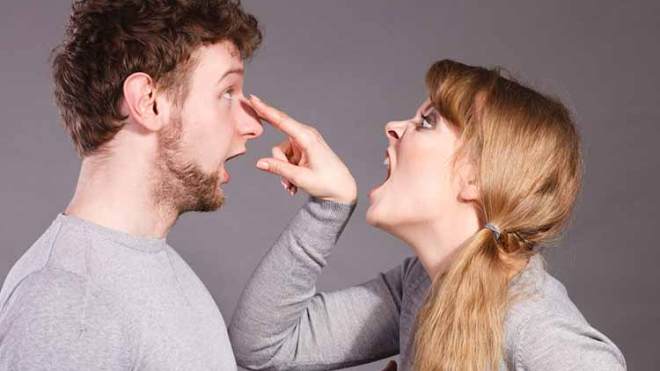 أزواج يشتكون الضرب من زوجاتهم أمام المحاكم