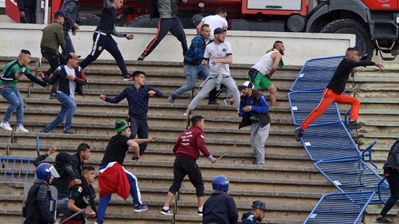 30 جريحا منهم 17 شرطيا بسبب مقابلة رياضية!