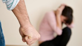 يضرب زوجته بسبب شكوكها!