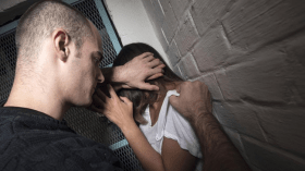 لماذا لا يتدخل الرجال؟ وهل ماتت النخوة؟