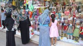 عائلات تسابق الزمن بحثا عن ملابس العيد قبل رمضان