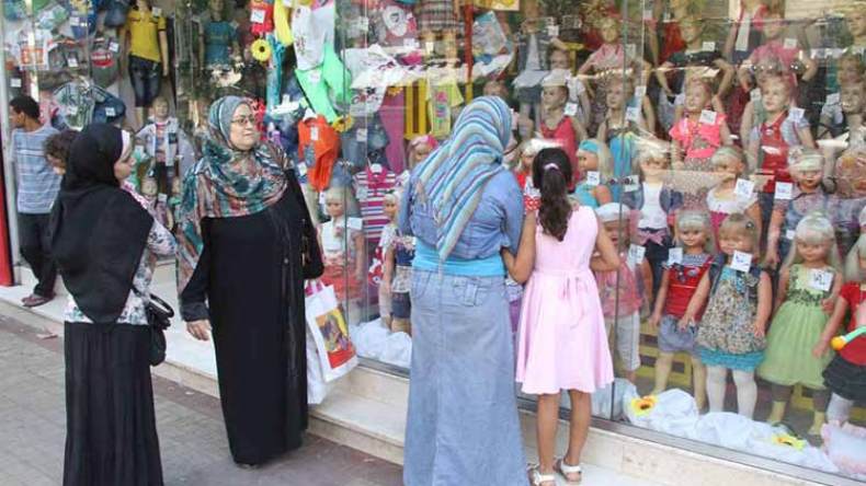 عائلات تسابق الزمن بحثا عن ملابس العيد قبل رمضان