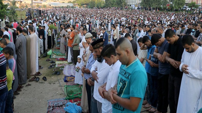 ملايين المسلمين حول العالم يؤدون صلاة عيد الفطر