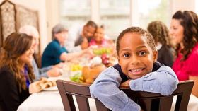 السفر وبيت الأهل يستهوي الأزواج الجدد