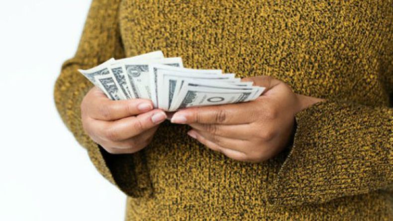 لهذا السبب فرضت سيدة غرامة مالية على زوجها؟!