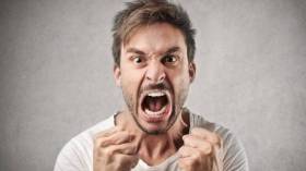 منقص للأجر ومفرق للجماعة