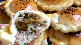 فطائر اللحم المفروم والجبن