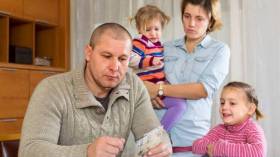 عائلات تضع أثاث بيتها في المزاد لسد حاجياتها