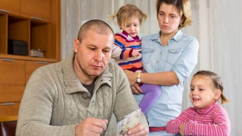 عائلات تضع أثاث بيتها في المزاد لسد حاجياتها