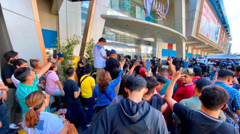 شاهد.. حارس أمن يطلق النار عشوائياً ويحتجز رهائن بالفلبين