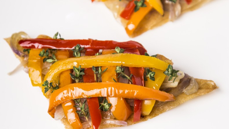 مثلثات الفلفل الحلو بثلاثة ألوان