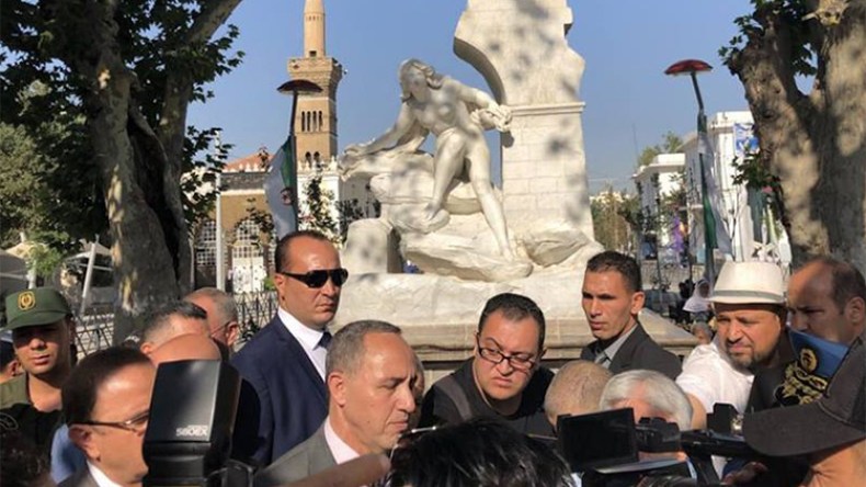 ميهوبي يرفع الستار عن تمثال عين الفوارة بعد الترميم