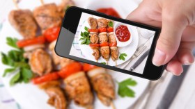 إياك ونشر صور أطباقك على وسائل التواصل.. والسبب؟