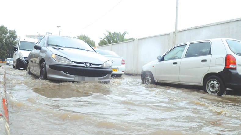 انزلاقات للتربة بسبب الفيضانات ومتضرّرون يستغيثون