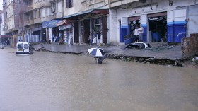 الأمطار تُفجر قنوات الصّرف وتغمر بيوتا بالقذارة في غرب البلاد