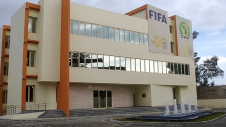 الفاف مجبرة على مراجعة قانون تحديد سن اللاعبين الأجانب