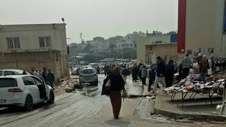 نفايات استشفائية..روائح كريهة ومياه قذرة تتوسط العيادة والسوق ومحطة المسافرين للقبة