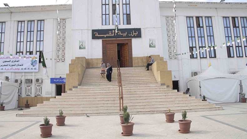 عمال بلدية القبة يحتجون على تجميد خدماتهم الاجتماعية