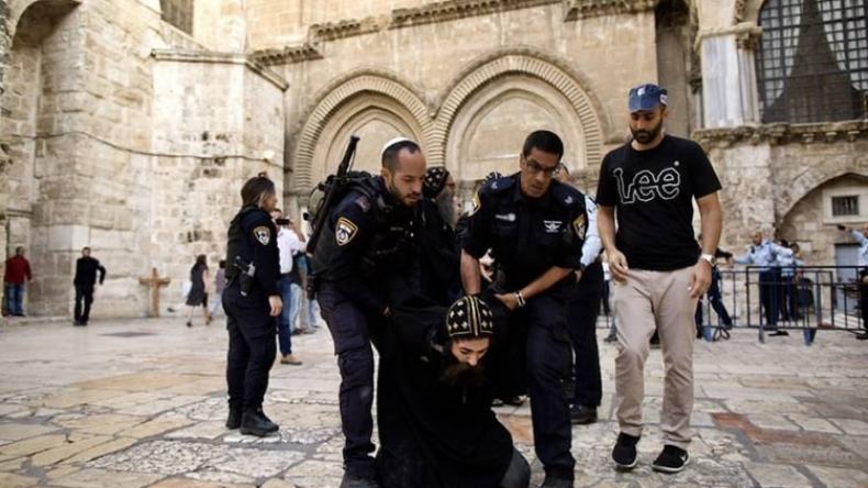 قوات الاحتلال تعتدي على رجال دين مسيحيين في القدس