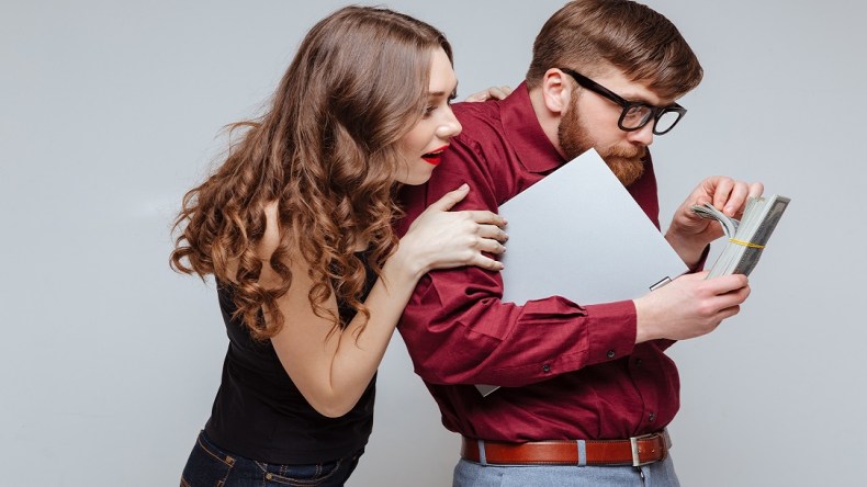 هكذا تناقشين زوجك في القضايا المالية؟