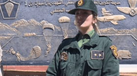 شاهد.. براعة الفريق العسكري النسوي للقفز بالمظلات