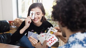  فتيات غارقات في وحل الميسر