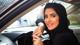 رجال يرفضون فكرة ركوبهم في سيارة تقودها امرأة