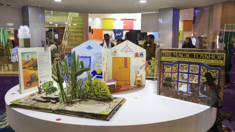 “الشارقة القرائي للطفل” يقود زواره لاكتشاف سحر الكتب ثلاثية الأبعاد