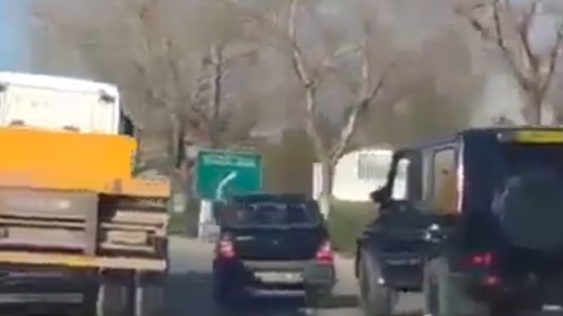 شاهد.. شاحنة مجنونة تصنع الرعب بالطريق السريع للعاصمة