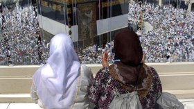 سيدة تشفى من المس على عتبات الكعبة