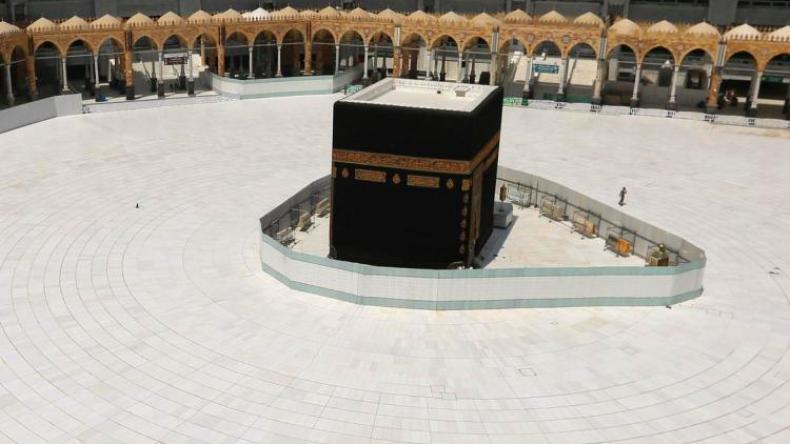 حظر لمس الكعبة خلال مناسك الحج