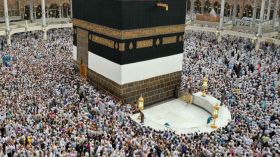 شاهد الاستعداد لموسم الحج برفع كسوة الكعبة ثلاثة أمتار
