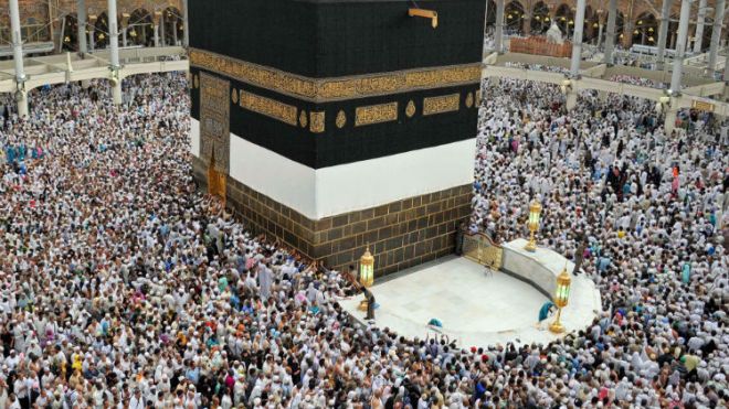شاهد الاستعداد لموسم الحج برفع كسوة الكعبة ثلاثة أمتار