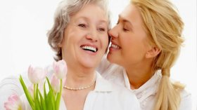 أبرمي معاهدة صلح مع حماتك وفاجئيها بأجمل هدية