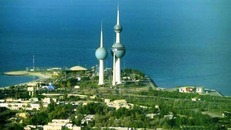 شاهد.. مؤذن كويتي ينادي “صلوا في رحالكم”