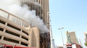 حريق هائل في مبنى بنك كويتي قيد الإنشاء