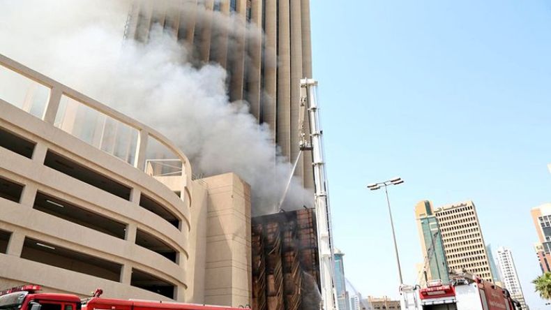 حريق هائل في مبنى بنك كويتي قيد الإنشاء
